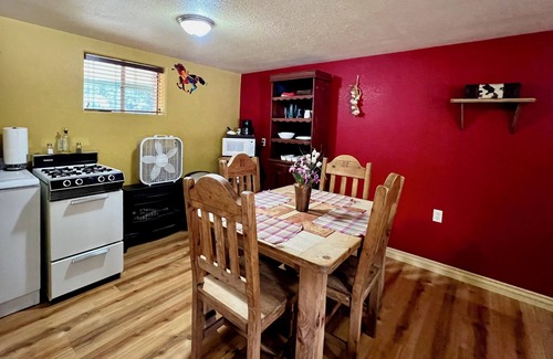 San Lorenzo Apartment | Lovely Pet-Friendly Suite with Kitchen at Lake Roberts