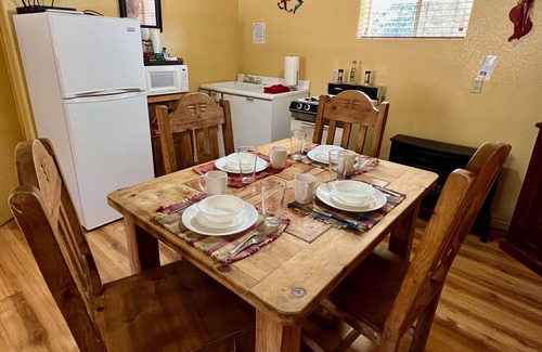 San Lorenzo Apartment | Lovely Pet-Friendly Suite with Kitchen at Lake Roberts