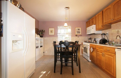 North Ironbound Apartment | Lovely Private 2 bedroom Apartment near Pru Center and train to NYC
