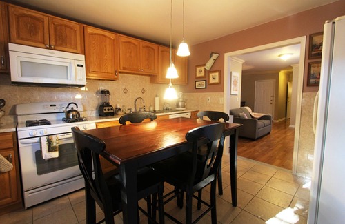 North Ironbound Apartment | Lovely Private 2 bedroom Apartment near Pru Center and train to NYC