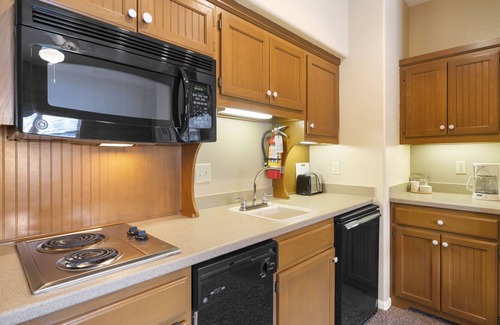 Branson West Condo | Lovely Queen Suite with Kitchenette - Golf Resort Amenities