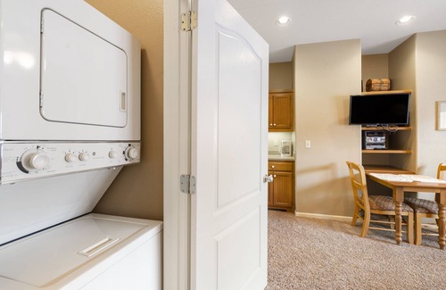 Branson West Condo | Lovely Queen Suite with Kitchenette - Golf Resort Amenities