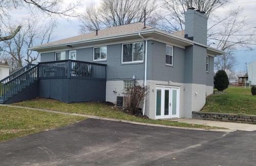 Otterbien Home House | Lovely Retreat Backyard With Deck and entertain room