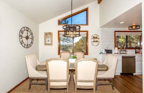Strawberry House | Lovely Serene Home in the Pines with Gorgeous Mountain Views!
