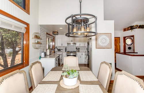Strawberry House | Lovely Serene Home in the Pines with Gorgeous Mountain Views!