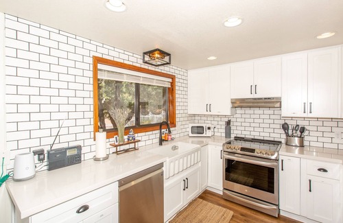 Strawberry House | Lovely Serene Home in the Pines with Gorgeous Mountain Views!