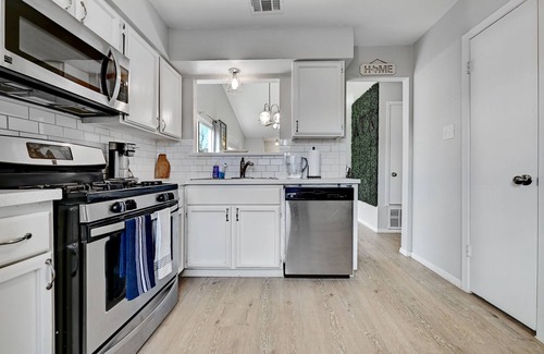 Cherry Creek House | Lovely South Austin Retreat - 2/1