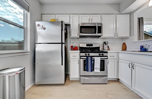 Cherry Creek House | Lovely South Austin Retreat - 2/1