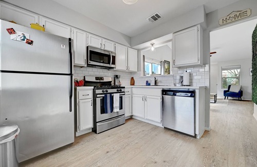 Cherry Creek House | Lovely South Austin Retreat - 2/1