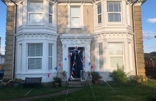 Ryde Apartment | Lovely Spacious 3 Bedded First Floor Apartment