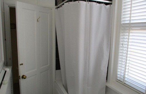 Ryde Apartment | Lovely Spacious 3 Bedded First Floor Apartment
