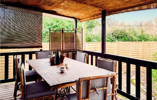 Livry-sur-Seine Other | Lovely Stacaravan In Livry-Sur-Seine