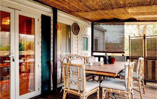 Livry-sur-Seine Other | Lovely Stacaravan In Livry-Sur-Seine