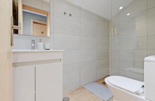Alvalade Apartment | Lovely studio fully equipped near subway N11 - Shared bathroom with another Studio