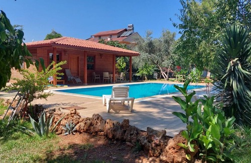 Kepez House | Lovely Summer House with Shared Pool in Kepez