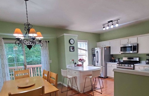 Milton House | Lovely Townhouse in Alpharetta