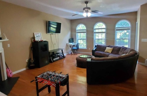 Milton House | Lovely Townhouse in Alpharetta