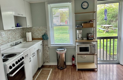 Geneva-on-the-Lake Cottage | Lovely Two Bedroom Lake Erie Cottage near Strip and Beach - Pet Friendly