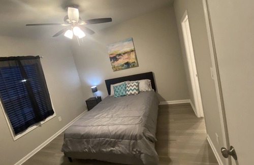Milwood Condo | Lovely Two Bdrm Unit W/Fireplace Near Domain/Q2