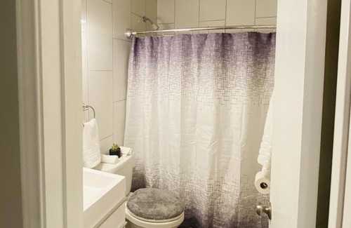 Milwood Condo | Lovely Two Bdrm Unit W/Fireplace Near Domain/Q2