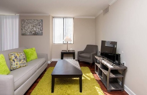 McLean Apartment | Lovely unit 15 minutes to downtown DC | Free Parking