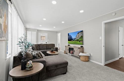 Royal Oak House | Lovely Updated 3 BR Home w Backyard Sleeps 6