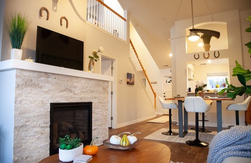 Southeast Boise Condo | Lovely VIEW & POOL Boho Furnished Condo: 2,2 +Office, Deck, Garage: 60-day min.