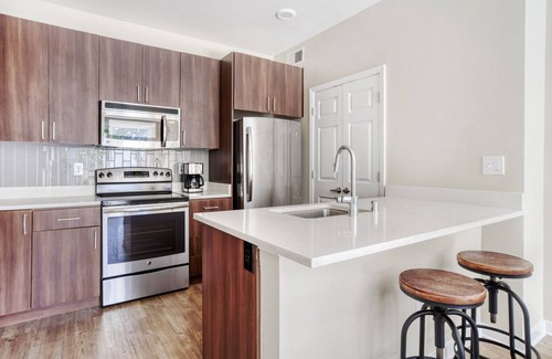 Contra Costa Centre Apartment | Lovely Walnut Creek 2BR w/Pool, Gym & W/D, close to BART, by Blueground