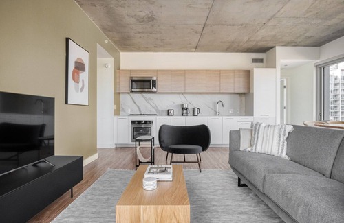 West Loop Gate Apartment | Lovely West Loop 2BR w/Pool, Gym & Lounge, nr L, by Blueground
