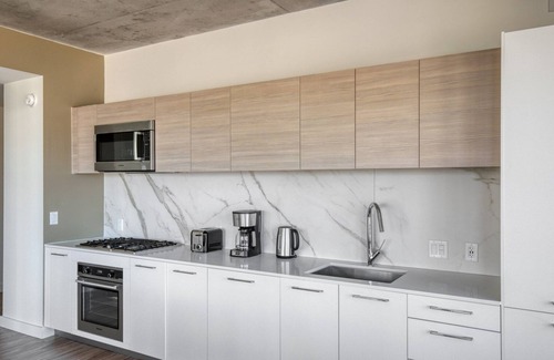 West Loop Gate Apartment | Lovely West Loop 2BR w/Pool, Gym & Lounge, nr L, by Blueground