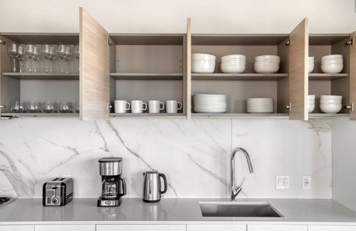 West Loop Gate Apartment | Lovely West Loop 2BR w/Pool, Gym & Lounge, nr L, by Blueground