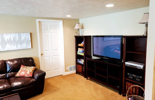 West Omaha Apartment | Lovely West Omaha walkout with private entrance