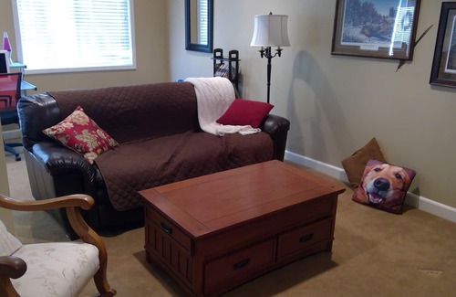 West Omaha Apartment | Lovely West Omaha walkout with private entrance