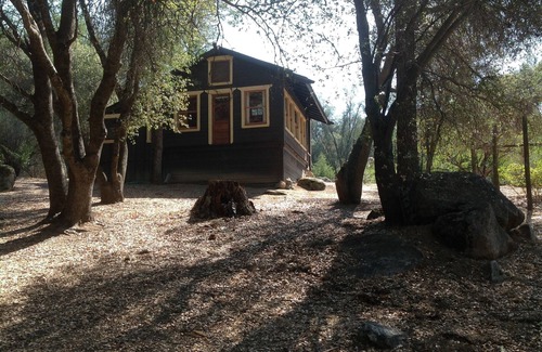 Oakhurst Cabin | Lovers’ Cabin; Gateway to Yosemite National Park and more!