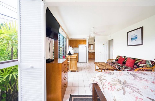 Kahaluu Bay Apartment | low Aug 99 specials check dates, Free Parking, free HS-WIFI walk to Magics beach