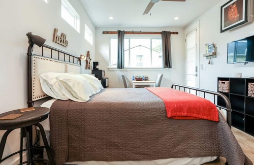 Chestnut House | Lower Flat- New, Comfortable, Luxury Room near UT, Downtown & Bars&Restaurants