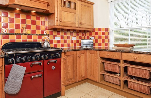 Burgh Island House | LOWER GREAT TORR, pet friendly, character holiday cottage in Kingston
