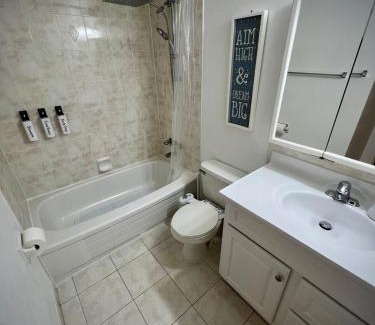 L'Amoreaux Apartment | Lower Penthouse Suite with Pools & Sunset Views
