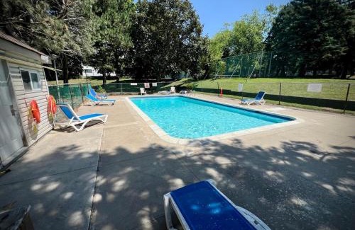 L'Amoreaux Apartment | Lower Penthouse Suite with Pools & Sunset Views