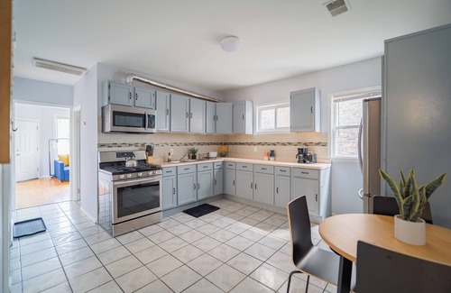 Logan Square Apartment | ❤️ Lowest Rates! Fun & Stylish 3BR in Logan Square