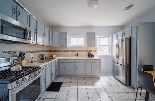 Logan Square Apartment | ❤️ Lowest Rates! Fun & Stylish 3BR in Logan Square