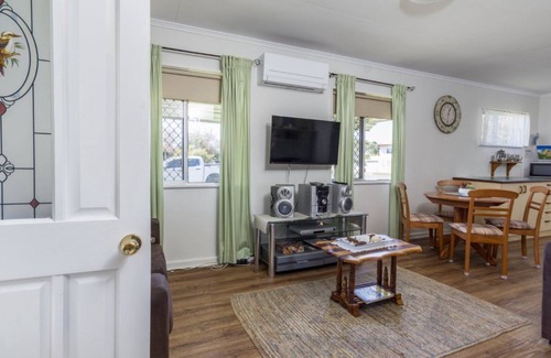 Bongaree House | Lowset, pet friendly cottage - Sunset Ave, Bongare