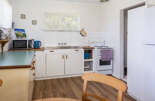 Bongaree House | Lowset, pet friendly cottage - Sunset Ave, Bongare