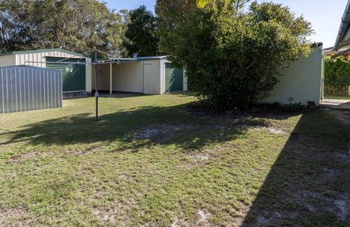 Bongaree House | Lowset, pet friendly cottage - Sunset Ave, Bongare