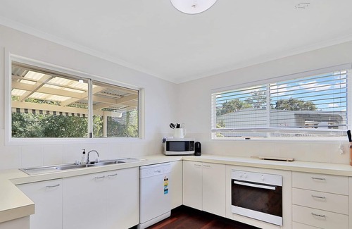 Woodgate House | Lowset Queenslander 1 Street from the Beach