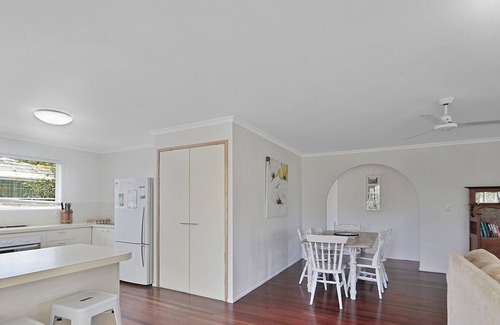 Woodgate House | Lowset Queenslander 1 Street from the Beach