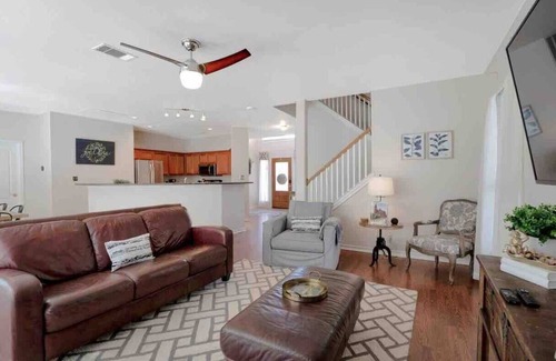 West San Antonio House | Lrg home 5bed/3.5 bath near Sea World/BMT/Six Flags w/pool access for families