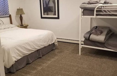 Layton House | LRG Pet Friendly 2BD/2BA Sleeps 6 with Waffles