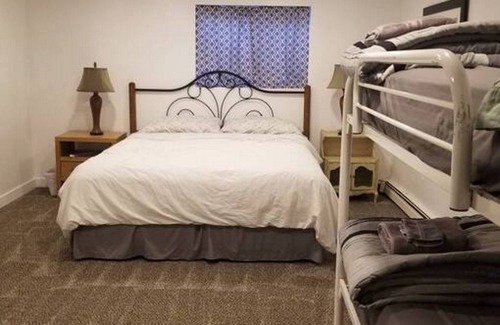 Layton House | LRG Pet Friendly 2BD/2BA Sleeps 6 with Waffles