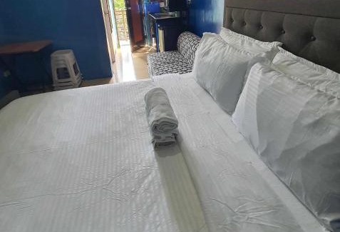 Lucena Apartment | Lucena Meg's Studio Apmnt Deluxe rm-Near SM-Wifi
